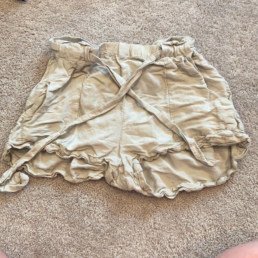 Shorts with tie from H&M in cream